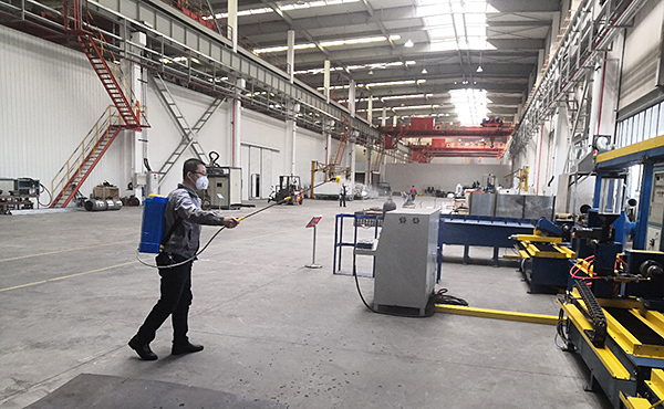图为兰州理工合金粉末有限责任公司员工对生产车间准时消毒.png